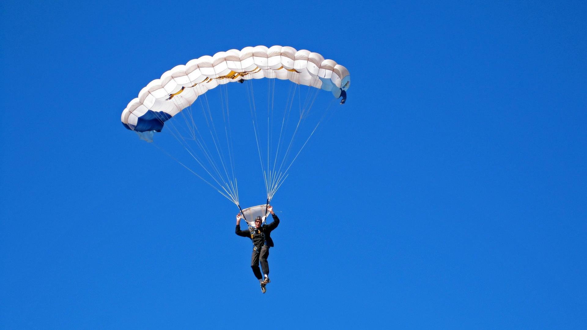 国际足球裁判引入AI辅助系统，裁判决策变得更加精准，国际足球裁判员