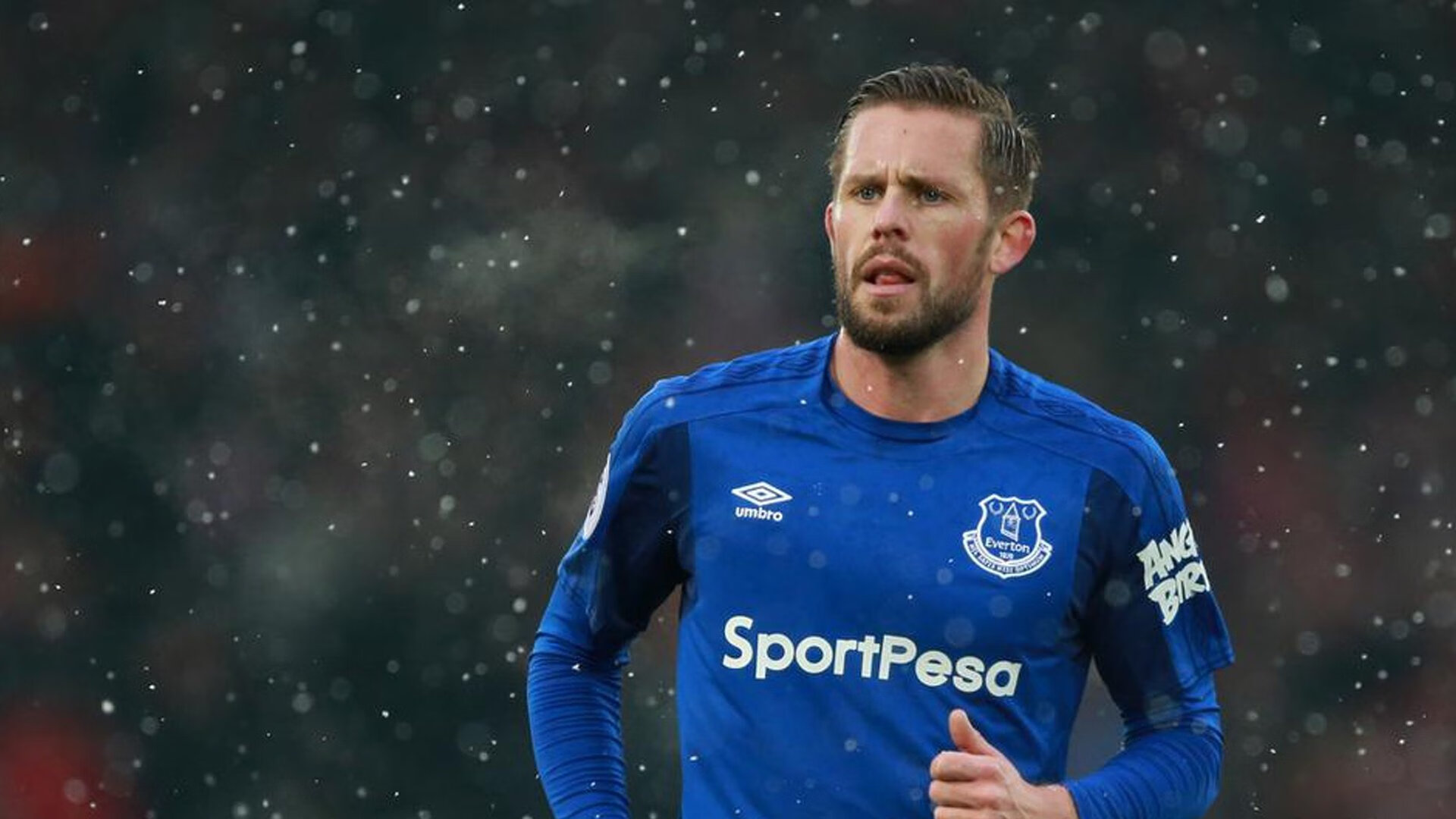 爱游戏官方-基：全黑队的“防守专家”，关键时刻总能做出精准判断